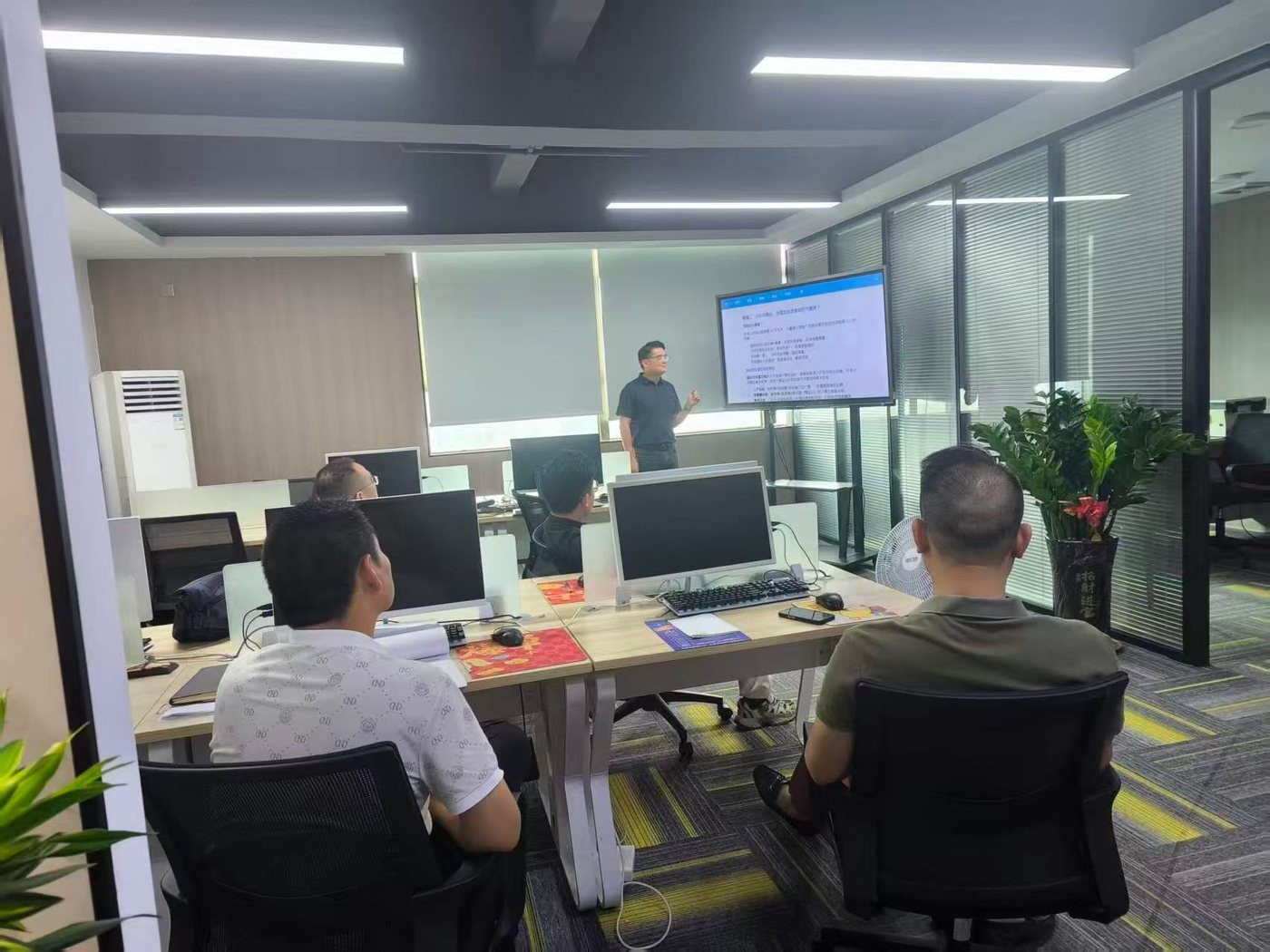 熙铭GEO 深圳团队在办公室进行 GEO 项目内部培训